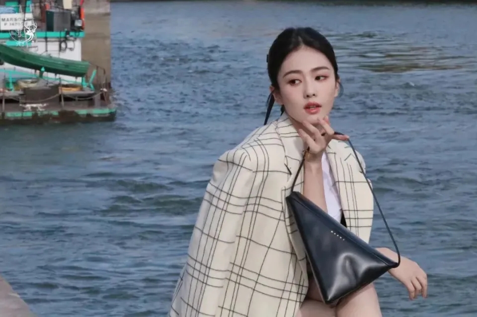 一代歌手碾压魏阿明,她的弟弟却把她砸成脑震荡,做保姆谋生