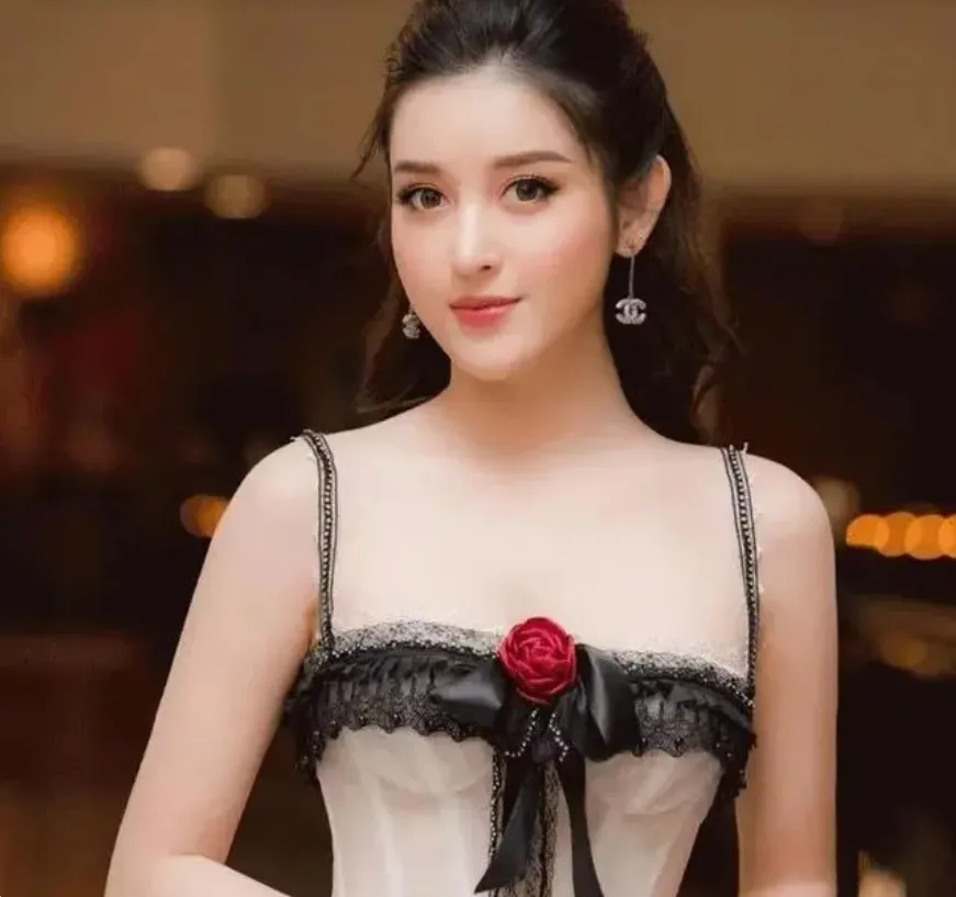 蔡少芬带儿女约会,小女儿继承妈妈颜值,儿子剪寸头超像张晋