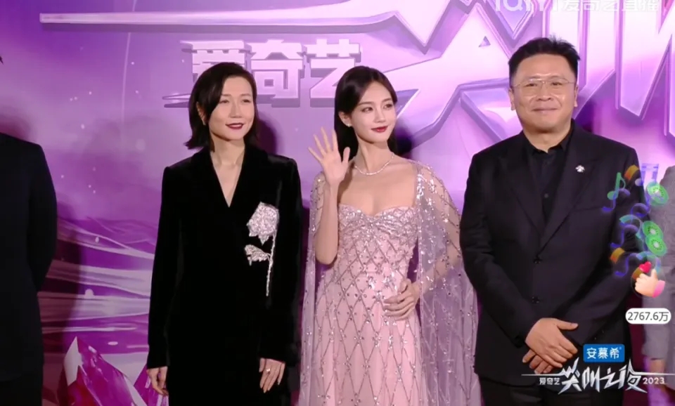 杨澜跟素人合影,有对比才知道她不再年轻漂亮,只是穿着减龄但气质落落大方!