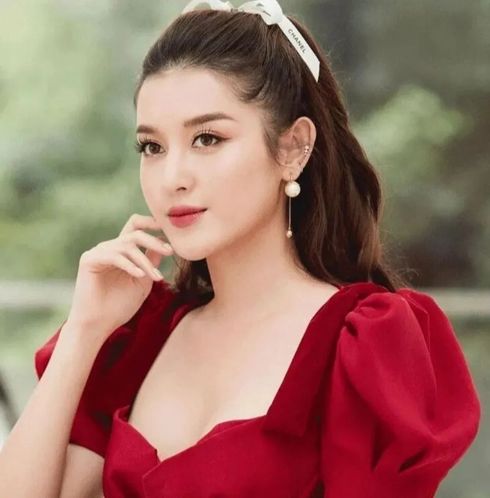 女人过了40岁,秋天这么打扮不张扬不浮夸,美得恰到好处