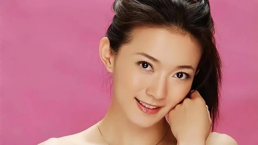 41岁戚薇上节目眼睛变形撞脸好莱坞明星,本人回应:肉毒素打多了,提醒医美适度