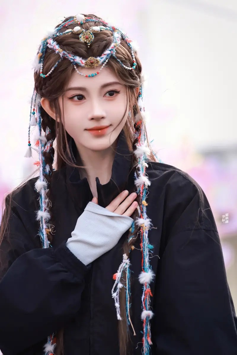 偶遇刘烨妻子和儿女巴黎逛街,诺一高大帅气,还上了法国新闻联播
