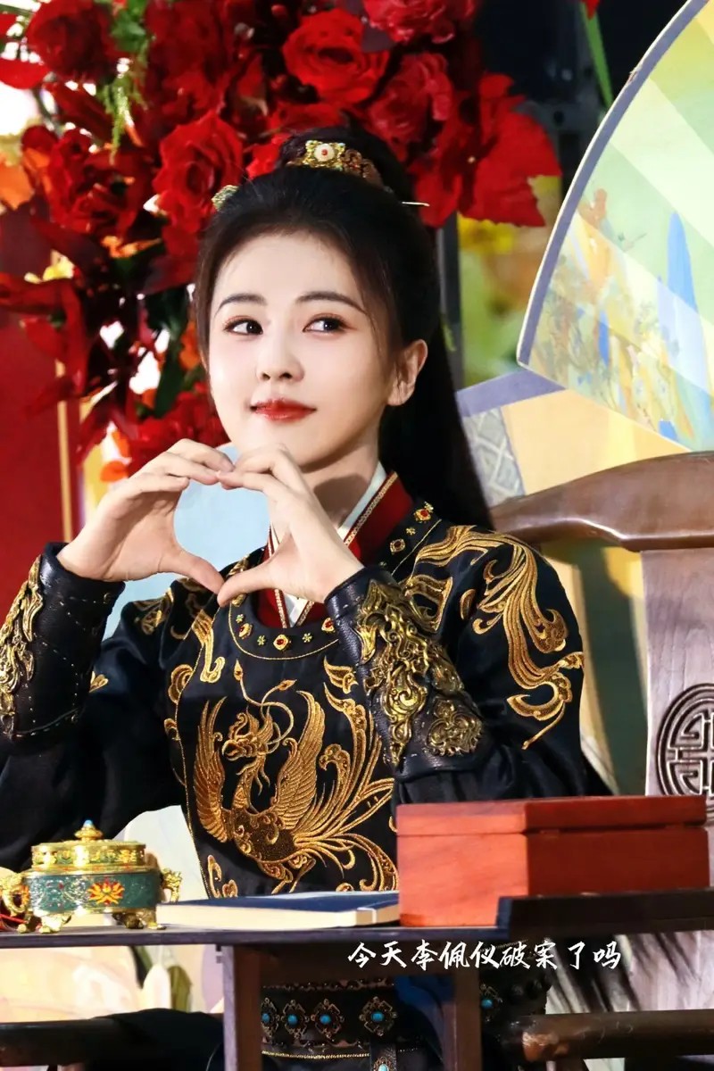 白敬亭毫发无伤、章若楠全网嘲!看来黄渤又说对了,闹剧才刚开始