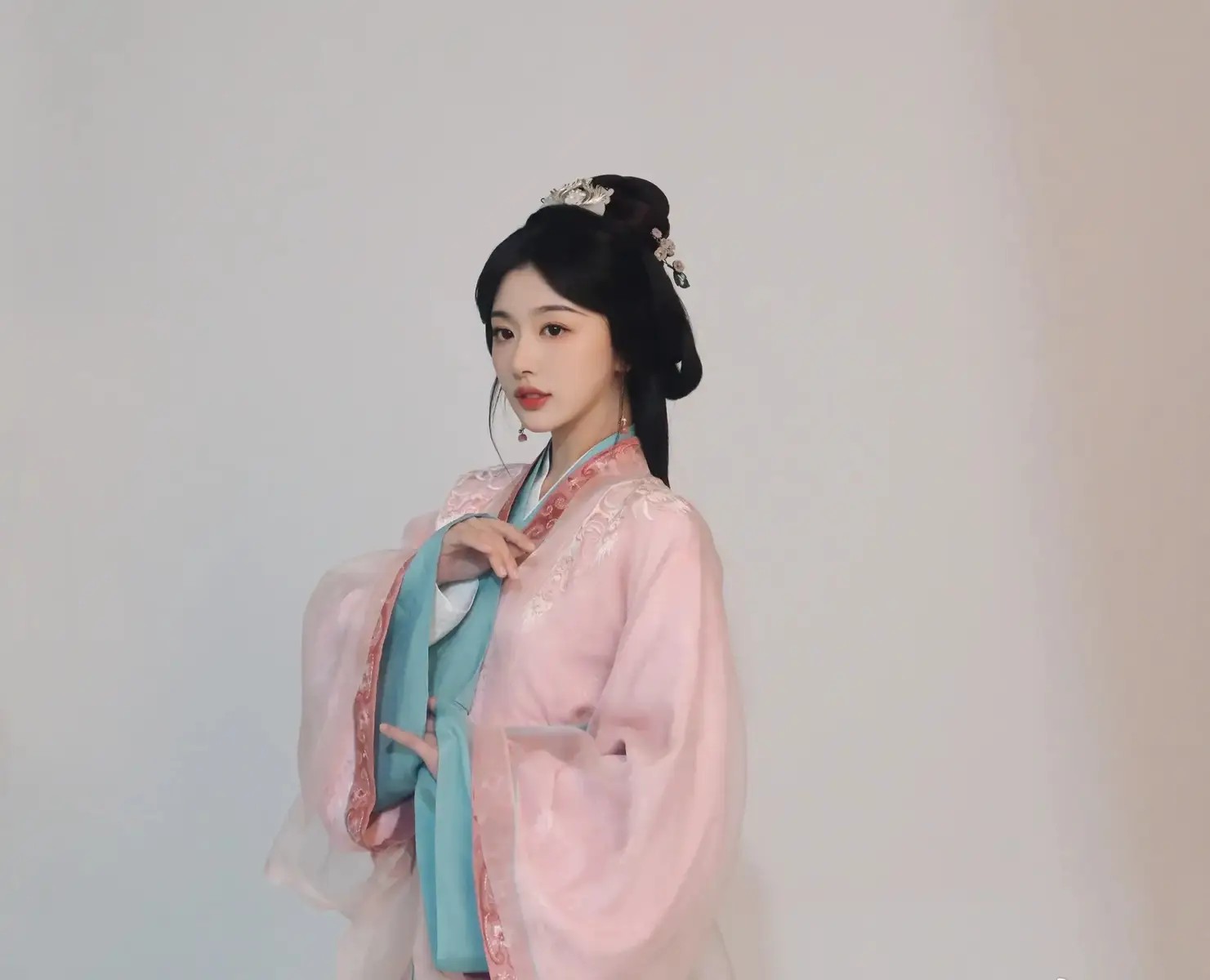单依纯两连冠,遭质疑不会写歌只会唱歌?粉丝怒斥:感动人就好