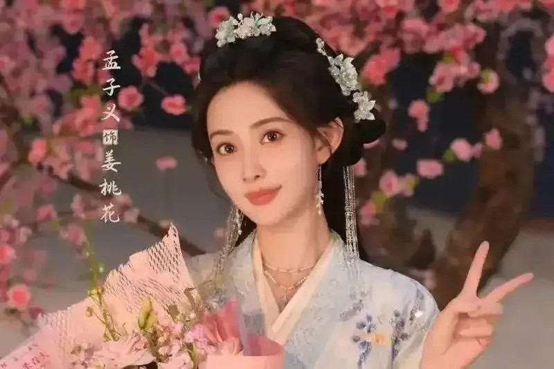 王大陆服役假期和女友约会 两人一路散步心情不错