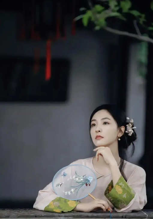 彭小苒裸全背造型美爆了！露出事业线曼妙身材性感撩人