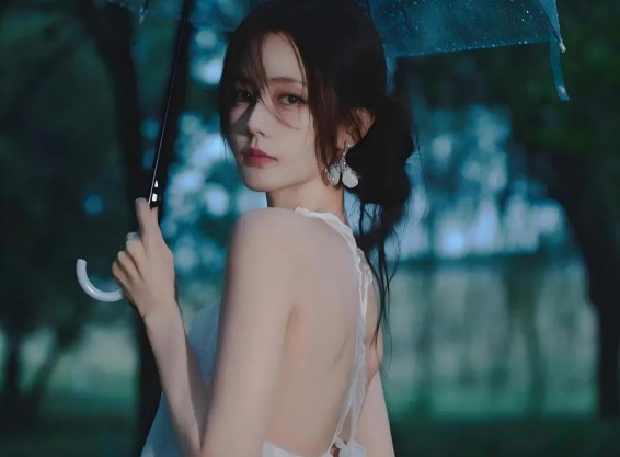 王天辰自曝拍吻戏时因角度问题，被导演灵魂质问“你在拱什么呢”